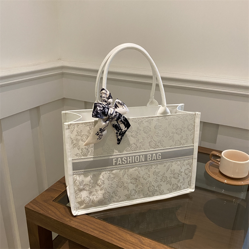 Luxury Bag Collection - Luxe elegante dames handtas met geborduurd