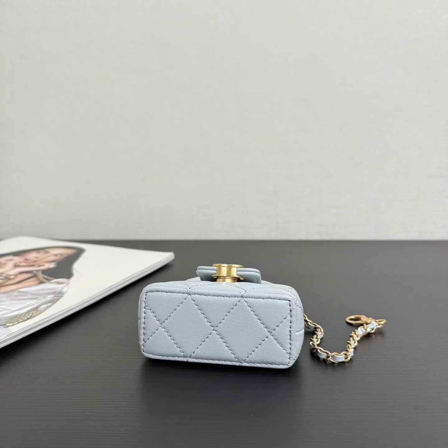 Luxury Bags Blue - Lichtblauwe mini-flap tas van lamsleer, luxe
